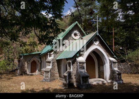 St. John Wilderness Church cerca de Sattal Estate. Situado en el Bajo Himalaya Range cerca de Bhimtal, una ciudad del distrito de Nainital. Uttarakhand. Foto de stock