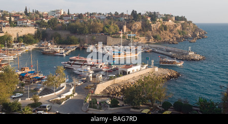 Kaleici puerto pesquero y deportivo Antalya Turquía Foto de stock