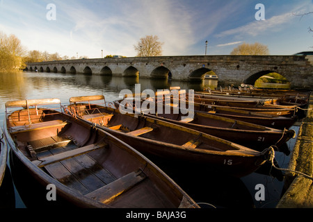 Amarran embarcaciones de remo sobre el río Avon cerca de Clopton Bridge Stratford upon Avon Foto de stock