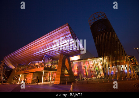 Reino Unido Inglaterra Salford Quays Lowry Centre y el teatro lírico en la entrada de la noche Foto de stock