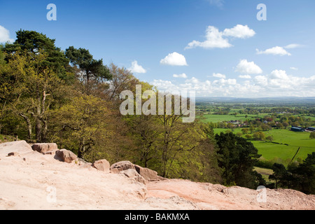 Reino Unido Inglaterra Cheshire Alderley Edge vista de Manchester y Lancashire Hills desde el borde Foto de stock