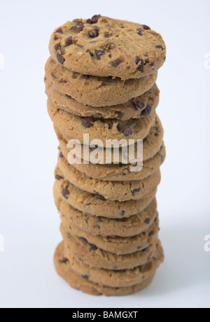 Apilar las galletas con trocitos de chocolate
