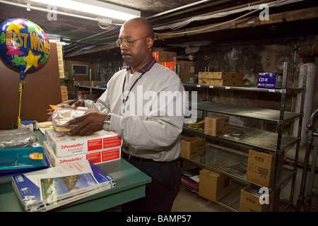 Trabajador de almacén en la librería de la Universidad de Chicago Foto de stock