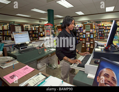 Trabajador en la librería de la Universidad de Chicago Foto de stock