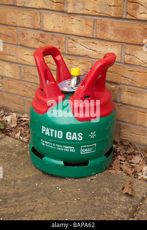 Cilindro de propano se describe como "Patio" gas suministrado por calor Foto de stock