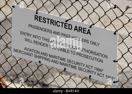 Área restringida la señal de advertencia y valla proteger parte del puerto de Weymouth en Dorset, Inglaterra, desde el acceso de personas no autorizadas. Foto de stock