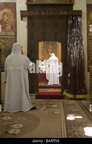 Sacerdotes coptos proceso ritual en el interior del monasterio rojo Deir al Anba Bishoy o Bishai, Pshoi Bishoi, situado en Wadi Natrun en el desierto Egipto Nitrian Foto de stock