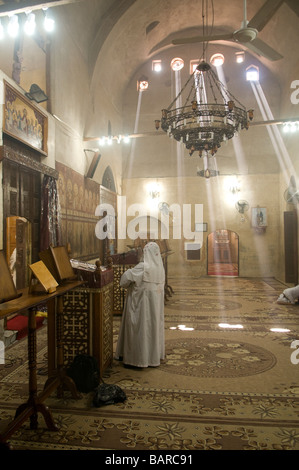Sacerdotes coptos proceso ritual en el interior del monasterio rojo Deir al Anba Bishoy o Bishai, Pshoi Bishoi, en Wadi el Natrun en el desierto Egipto Nitrian Foto de stock