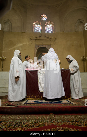 Sacerdotes coptos proceso ritual en el interior del monasterio rojo Deir al Anba Bishoy o Bishai, Pshoi Bishoi, situado en Wadi Natrun en el desierto Egipto Nitrian Foto de stock