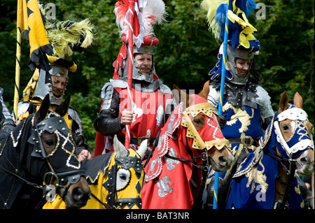 Caballeros medievales desfile antes de la batalla en el torneo de justas en el castillo de Hedingham, Essex, Reino Unido Foto de stock