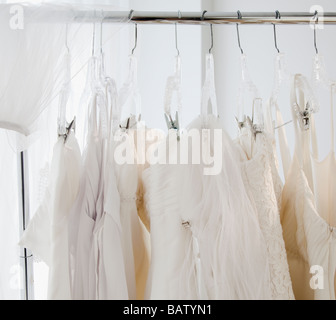 Fila de vestidos de novia colgante vestidos de ferrocarril Foto de stock