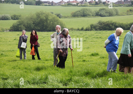 Un grupo mixto de adultos y personas elerly explorando el campo Foto de stock
