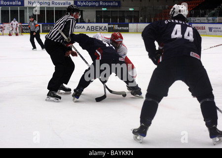 Face-off U18 en un partido de hockey sobre hielo entre Estados Unidos y Rusia. Foto de stock