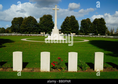 Cementerio Británico de la segunda guerra mundial en Bayeux, Normandía Foto de stock