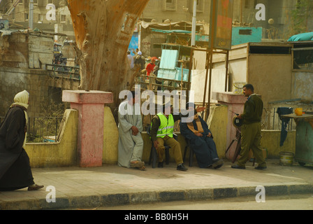África Oriente Medio Egipto Egipto - los hombres se reúnen cerca de un punto de control de seguridad en una localidad cercana a Luxor.