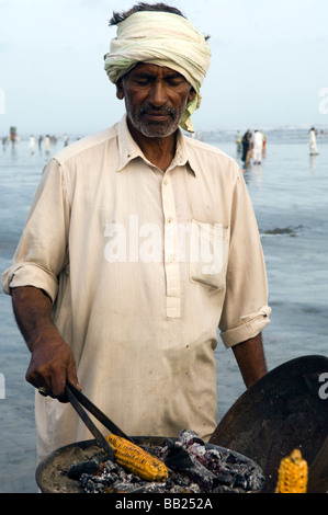 Venta de maíz en Clifton Beach Karachi, Pakistán Foto de stock
