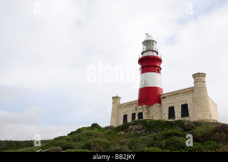 Faro de Cape Agulhas, el punto más austral de Sudáfrica Foto de stock