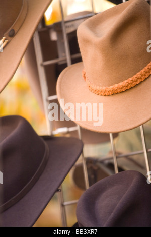 Sombreros de vaqueros a la venta en una tienda de porcelana Occidental  Gallup New Mexico EE.UU Fotografía de stock - Alamy