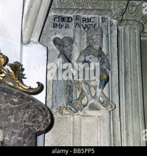 Frederick I 'Barbarossa', circa 1122 - 10.6.1190, Rey de Alemania, emperador romano santo 18.6.1155 - 10.6.1190, longitud media, con obispo Adalberto de Freising (1158 - 1184), escultura en la Catedral de Freising, capital, circa 1200, portal interior, Foto de stock
