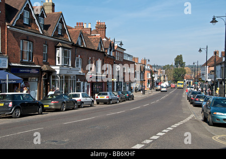 Una escena callejera en Midhurst ciudad en West Sussex North Street Foto de stock