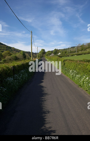 País por carretera aunque glenariff glen valley condado de Antrim Reino Unido Irlanda del Norte Foto de stock