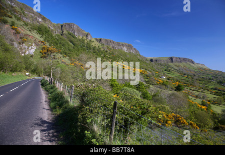 País montañoso camino aunque glenariff ruta escénica glen valley bajo la montaña lurigethan condado de Antrim Reino Unido Irlanda del Norte Foto de stock
