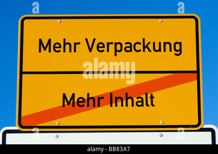 Letrero de nombre de lugar las palabras 'MEHR Verpackung Mehr Inhalt', 'Más alemán para el embalaje más contenido", símbolo de deceptiv