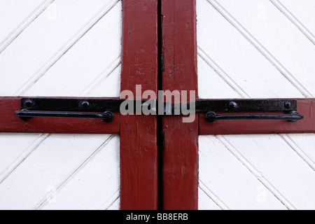 Puerta de madera roja con cruz de madera Foto de stock