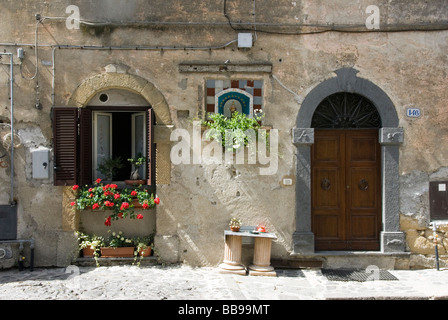 Puerta y ventana con un santuario religioso entre en la ciudad de Grotte di Castro Lazio Italia Foto de stock