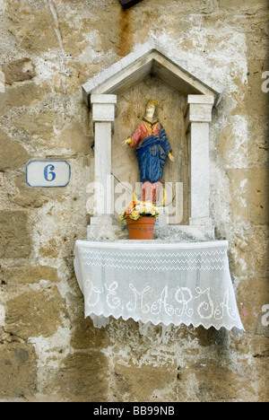 La Virgen pintada en un muro alcove santuario con un encaje bordado embelishment con las palabras "Ave María" Foto de stock