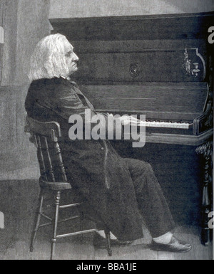 Retrato del compositor clásico austríaco Franz Liszt tocando el piano en 1886. Foto de stock