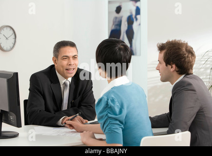 Un par reunirse con un gestor de negocios