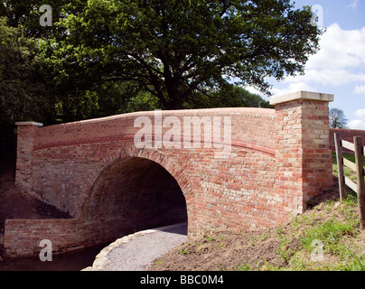 El recientemente restaurado puente doble sobre el antiguo canal de Naish colina cerca de Lacock Wiltshire