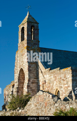 El campanario de Santa María, la Virgen, la iglesia parroquial Anglicana de Lindisfarne (Holy Island), Northumberland