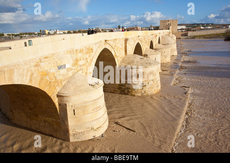 Puente Romano o el puente romano sobre el río Guadalquivir en Córdoba España Foto de stock