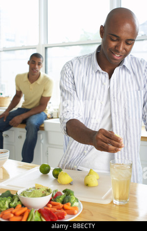 Los hombres en la preparación de alimentos y bebidas