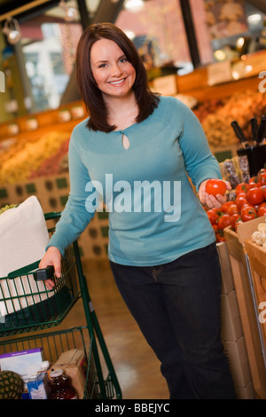 Mujer de compras de comestibles Foto de stock