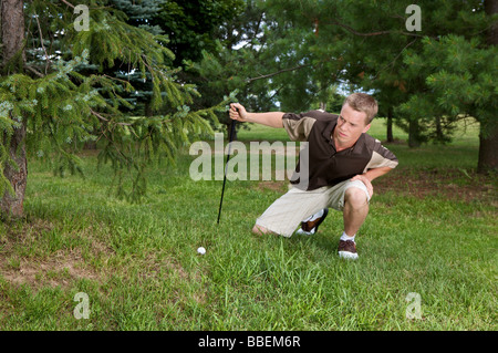 Hombre con pelota de golf en áspero, Burlington, Ontario, Canadá Foto de stock
