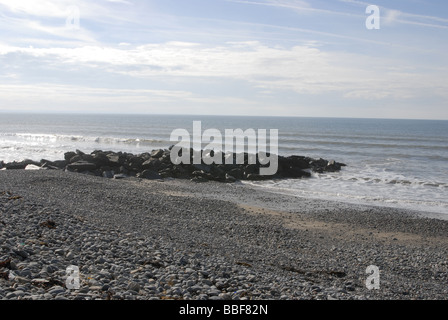 Rompepiedras en la playa en Tywyn, Gales