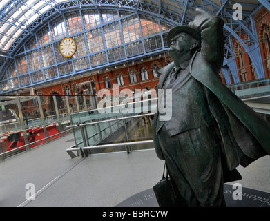 Estatua de Sir John Betjeman, estación de tren de St Pancras, Londres, Inglaterra, Reino Unido Foto de stock