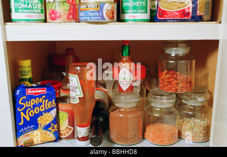 Almacenamiento de alimentos en la cocina en despensa.