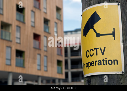 Cámaras CCTV en funcionamiento la señal de advertencia en un sitio de construcción, Ipswich, Suffolk, Reino Unido. Foto de stock