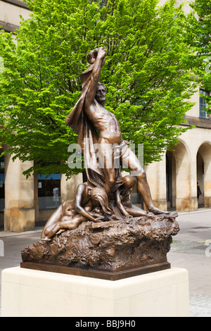 Estatua a la deriva por John Cassidy, en la Plaza de San Pedro, Manchester, Inglaterra Foto de stock