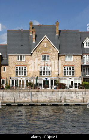 Modernas casas adosadas frente al mar, casas de ladrillo o casas St Mary's Island Chatham Foto de stock