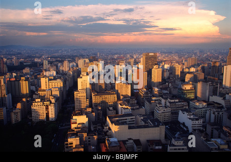 Descripción general de la ciudad de Sao Paulo en la noche, Sao Paulo, Brasil Foto de stock