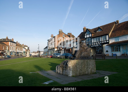 Village Green y la estatua de Winston Churchill, en Westerham, Kent, Inglaterra Foto de stock