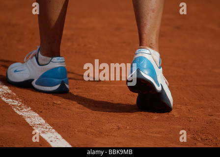 La tenista Maria Sharapova sus pies en sus zapatos personalizados. Foto de stock