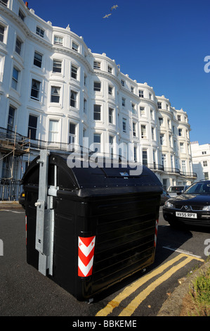 Uno de los recipientes comunales recién instalada en la zona de la ciudad de Kemp de Brighton Foto de stock