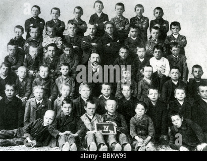 HITLERs clase Junior School en 1889. Hitler es el centro de la fila posterior a la edad de 10 años Foto de stock