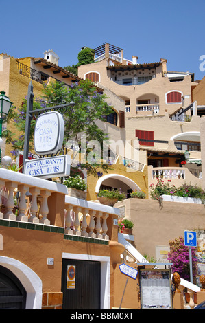 Edificios de apartamentos, pueblo de Fornells, Cala Fornells, municipio de Andratx, Mallorca, Islas Baleares, España Foto de stock